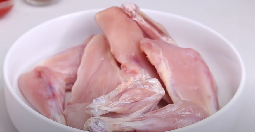 Cut the chicken into pieces and wash well