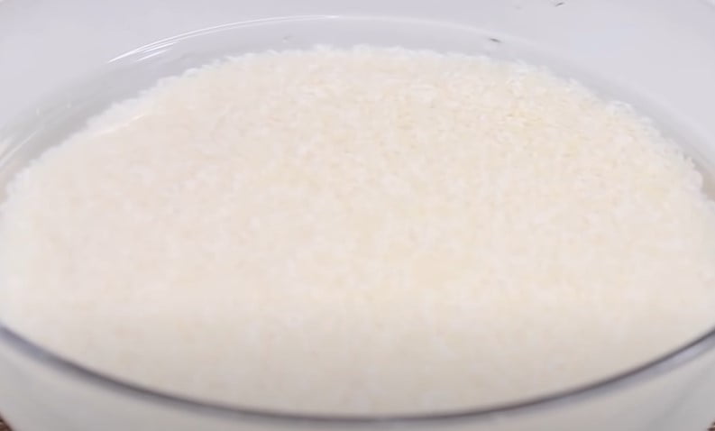 Wash the cooking rice and soak it